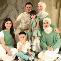 Dua Putri Sambung Irish Bella yang Tak Kalah Cantik dengan Dirinya saat Pemotretan Foto Keluarga. [@_irishbella_]