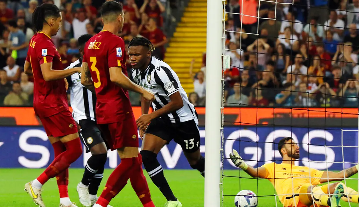 Pemain Udinese Destiny Udogie mencetak gol ke gawang AS Roma pada pertandingan sepak bola Serie A Italia di Stadion Friuli, Udine, Italia, 4 September 2022. Udinese menang 4-0. (Andrea Bressanutti/LaPresse via AP)