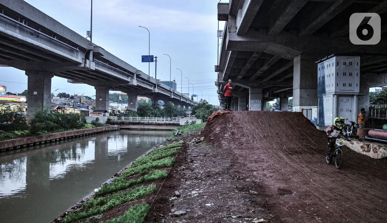 Anak-anak saat bermain sepeda di Taman Pilar Jati Bike, Cipinang Melayu, Jakarta, Kamis (5/11/2020). Kini pecinta sepeda atau warga sekitar tak perlu lagi bingung untuk mencari arena bersepeda dengan trek cukup menantang. (merdeka.com/Iqbal S Nugroho)