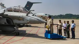 Presiden Prabowo Subianto (kiri) sesaat sebelum menyerahkan sejumlah Alat Utama Sistem Senjata (Alutsista) strategis ke TNI di Pangkalan Udara (Lanud) Halim Perdanakusuma, Jakarta, Senin (18/5/2026). (merdeka.com/Arie Basuki)
