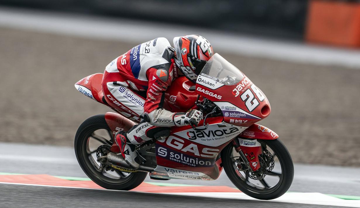 "Latihan bebas "motocross" pertama sedang berlangsung!" tulis Aspar Team di akun Twitter resmi. Meski masih mendapat keluhan terkait lintasan yang kotor pasca-diguyur hujan, MotoGP Mandalika 2022 diharapkan berjalan sukses dan lancar. (twitter/Aspar Team)