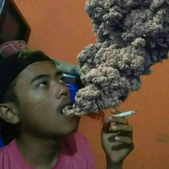 6 Aksi Nyeleneh Cara Orang Merokok Ini Bikin Tepuk Jidat