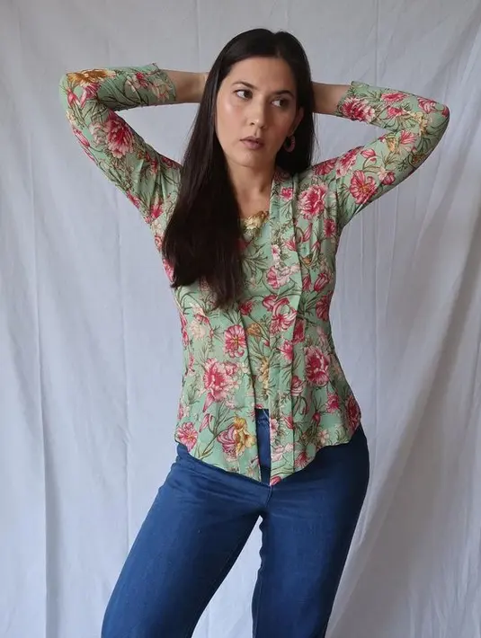 Atau di saat ingin terlihat lebih modern, Hannah juga memadukannya dengan denim.