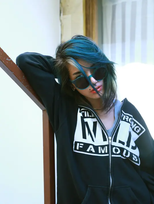 "Kalau itu aku no comment. Yang jelas I love being myself and I love my children," ujar pemain film Eskul saat ditemui di kawasan By Pass Ngurah Rai, Sanur, Bali beberapa waktu lalu. (Galih W. Satria/Bintang.com)