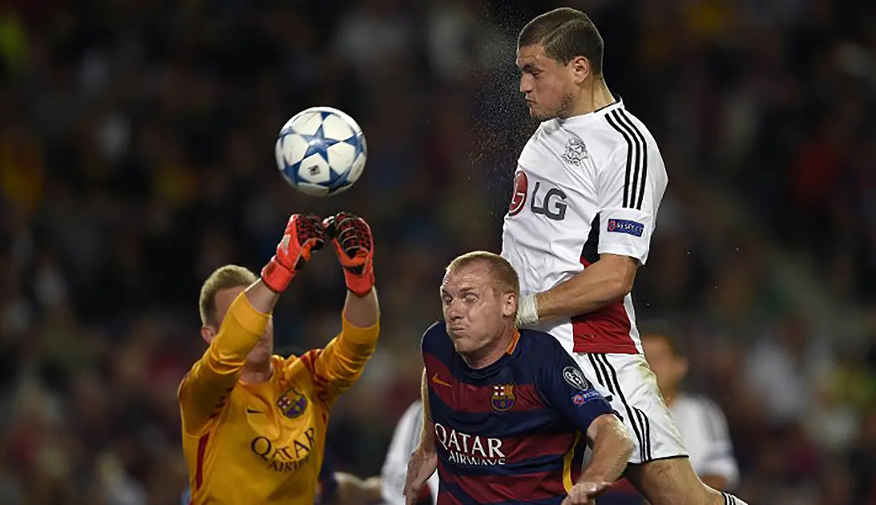 Bek Barcelona, Jeremy Mathieu duel udara dengan bek Leverkusen, Kyriakos Papadopoulos pada laga Liga Champions di Stadion Camp Nou, Spanyol, Rabu (30/9/2015). (AFP Photo/Lluis Gene)
