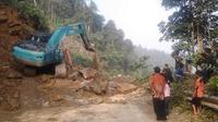 Alat dikerahkan untuk membersihkan lokasi longsor di Kabupaten Kerinci. (Bangun Santoso/Liputan6.com)
