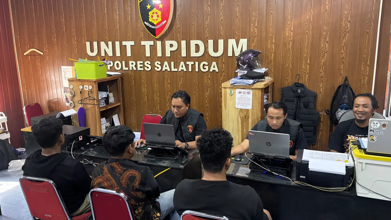    Amarah Berujung Golok, Penjual Nasi Goreng Diserang Brutal di Depan UKSW Salatiga