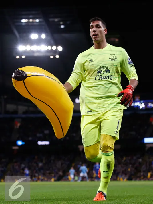 Kiper Everton, Joel Robles melempar sebuah balon pisang keluar lapangan di stadion Etihad, Inggris, (27/1). Simbol pisang merupakan bentuk  rasis yang  seperti kasus pemain Barcelona yang dilempar pisang oleh supporter lawan. (Reuters / Andrew Yates)