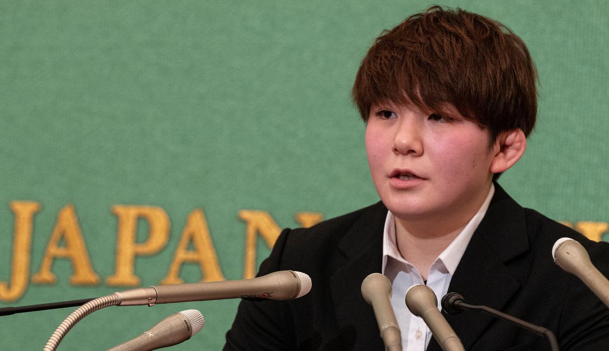 Rina Gonoi (23), mantan perwira SDF Jepang, mengambil bagian dalam konferensi pers di National Press Club di Tokyo, Senin (30/1/2023). Mantan Pasukan Bela Diri Darat Jepang (GSDF), yang dilecehkan secara seksual oleh rekan-rekannya, mengatakan pada 30 Januari dia menggugat pemerintah dan para pelaku atas permintaan maaf dan perlakuan buruk yang "dangkal" yang dia terima. (Richard A. Brooks / AFP)