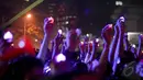 Warga Jakarta menyalakan ribuan lilin pada pergantian tahun di Kawasan Monas, Jakarta, Rabu (31/12) dini hari. (Liputan6.com/Faizal Fanani)