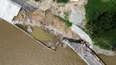 Foto udara memperlihatkan sebuah jembatan yang rusak akibat Badai John di dekat Acapulco, Negara Bagian Guerrero, Meksiko, pada tanggal 29 September 2024. (Francisco ROBLES/AFP)