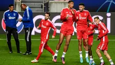 Penyerang Ajax Amsterdam Sebastien Haller dan Noussair Mazraoui ambil bagian dalam sesi latihan di stadion Luz, Lisbon, 22 Februari 2022. Ajax akan melawat ke markas Benfica pada babak 16 besar Liga Champions 2021/2022, Kamis (24/2) dini hari WIB. (PATRICIA DE MELO MOREIRA/AFP)