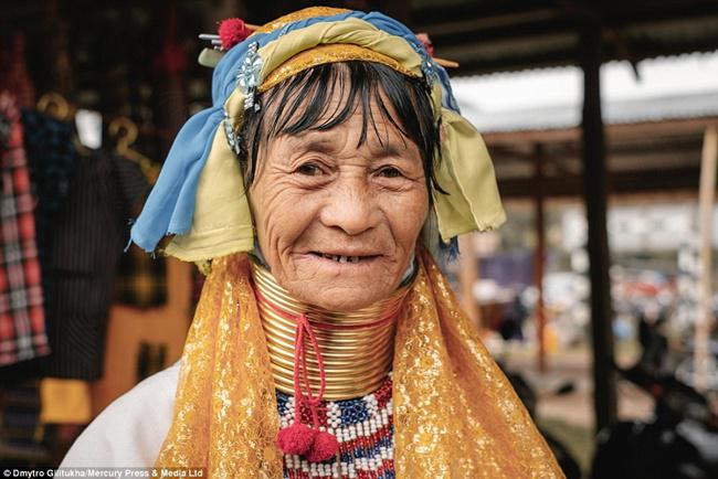 Seorang wanita yang telah lanjut usia namun masih tetap mengenakan cincin kuningan di lehernya | Photo: Copyright asiantown.net