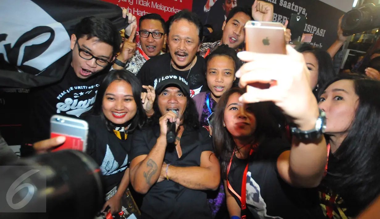 Kaka Slank berpose bersama sejumlah pekerja di Bursa Efek Indonesia (BEI), Jakarta, Jumat (30/12).(Liputan6.com/Angga Yuniar)