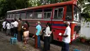 Para pemilih mengenakan masker saat antre di luar tempat pemungutan suara di Kolombo, Sri Lanka, Rabu (5/8/2020). Sri Lanka menggelar pemilihan parlemen di tengah pandemi COVID-19. (LAKRUWAN WANNIARACHCHI/AFP)