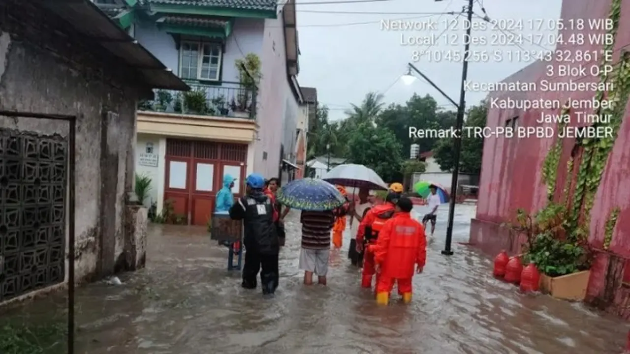 Tim TRC Jember pantau banjir yang melanda sejumlah wilayah di Jember (Istimewa)