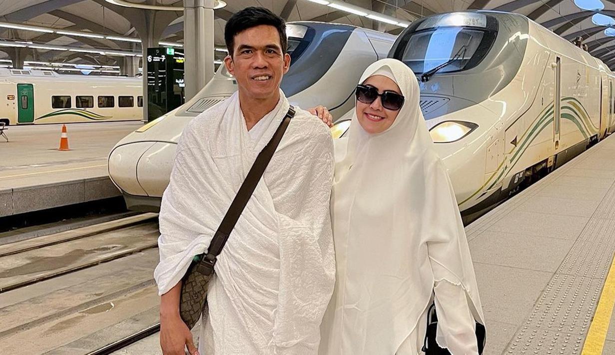 Dari Madinah menuju ke Mekah, Meggy wulandari dan sang suami menjajal naik kereta cepat. Pada momen tersebut, keduanya tak lupa mengabadikan momen bersama. (Liputan6.com/IG/@meggywulandari_real)