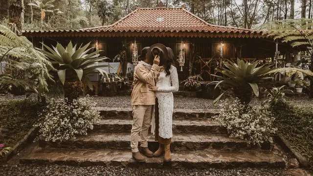 Lepas Status Duda, Ini 7 Momen Pernikahan Ramon Y Tungka yang Unik Bertema Alam