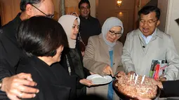 Mufidah Kalla memotong kue dan memberikannya kepada Wakil Presiden Jusuf Kalla seusai acara kejutan ulang tahun ke-77 di Jenewa, Swiss, Rabu (15/5/2019). JK berkunjung ke Swiss untuk menghadiri sebuah pertemuan yang diinisiasi PBB dengan bahasan penanganan bencana. (Liputan6.com/Tim Media Wapres)