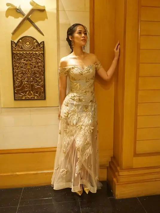 Memakai dress warna gold seperti ini Gracia terlihat begitu memesona. Tidak berlebihan, namun gayanya sangat kece. Apalagi ia membuat rambutnya dikepang menjadi sat bagian. (Instagram/graciaz14)