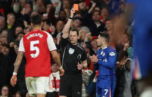 Momen Pedro Neto mendapat kartu merah saat Chelsea kandas dari Arsenal di Liga Inggris. (Adrian Dennis / AFP)