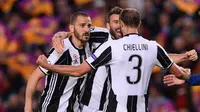 Leonardo Bonucci dan Giorgio Chiellini merayakan kesuksesan Juventus melaju ke semifinal Liga Champions 2016/2017. (Josep LAGO / AFP)