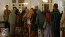 Sri Sultan Hamengkubuwono menyalami warga saat Open House di Bangsal Kepatihan, Yogyakarta, Senin (11/7). Warga yang hadir diperkirakan mencapai ribuan orang. (Liputan6.com/Boy Harjanto)