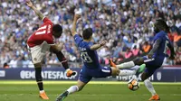 Penyerang Manchester United, Anthony Martial, melepaskan tendangan ke gawang Chelsea pada laga final Piala FA 2017-2018 di Stadion Wembley, Sabtu (19/5/2018). Chelsea menang 1-0 atas Manchester United. (AP/Tim Ireland)