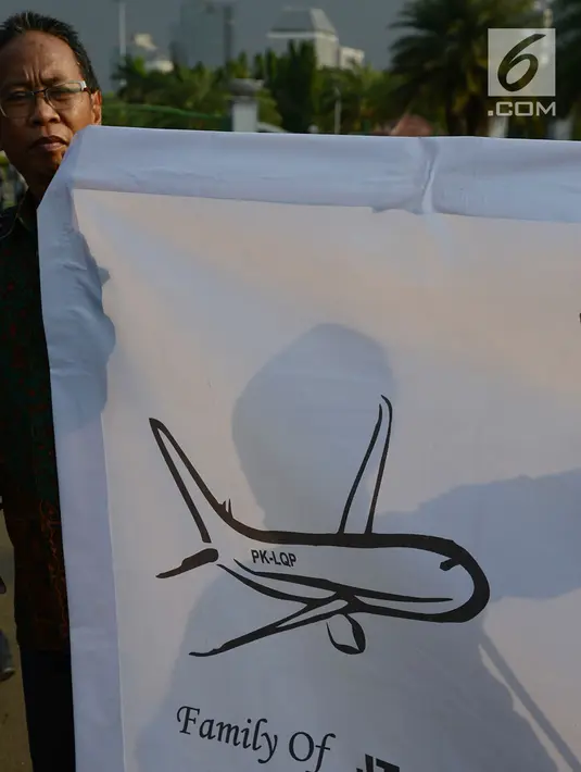 Massa aksi keluarga korban pesawat Lion Air JT610 yang jatuh diperairan Karawang, Jawa Barat melakukan aksi damai di depan Istana Negara, Jakarta, Kamis, (13/12). Mereka menuntut pemerintah untuk melakukan pencarian ulang korban. (Merdeka.com/Imam Buhori)