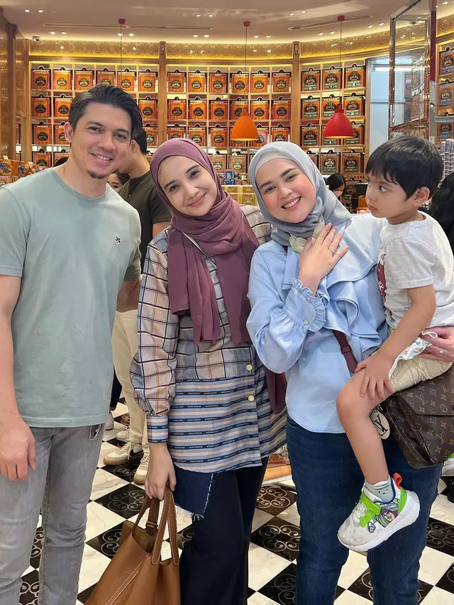 Zaskia Sungkar tak sengaja ketemu teman artis saat di Singapura (Foto: Instagram zaskiasungkar15)