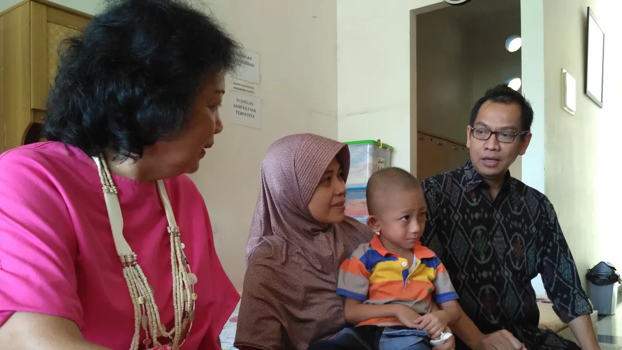 Corporate Communication PT Sumber Alfaria Trijaya Tbk , Nur Rachman  bersama pasien kanker anak di rumah singgah  Yayasan Kasih Anak Kanker Indonesia (YKAKI) di Jakarta pada Kamis (19/1/2017).