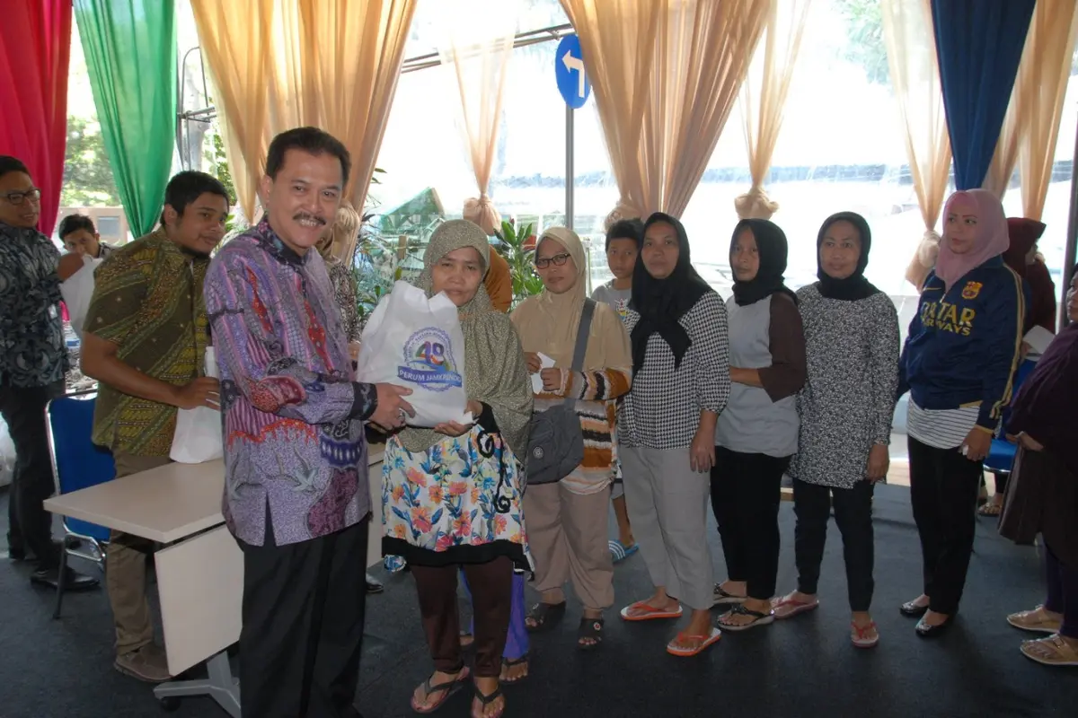 Perum Jamkrindo membagikan 4.000 paket sembako gratis senilai Rp 750 juta dan santunan untuk 3.000 anak yatim. Dok