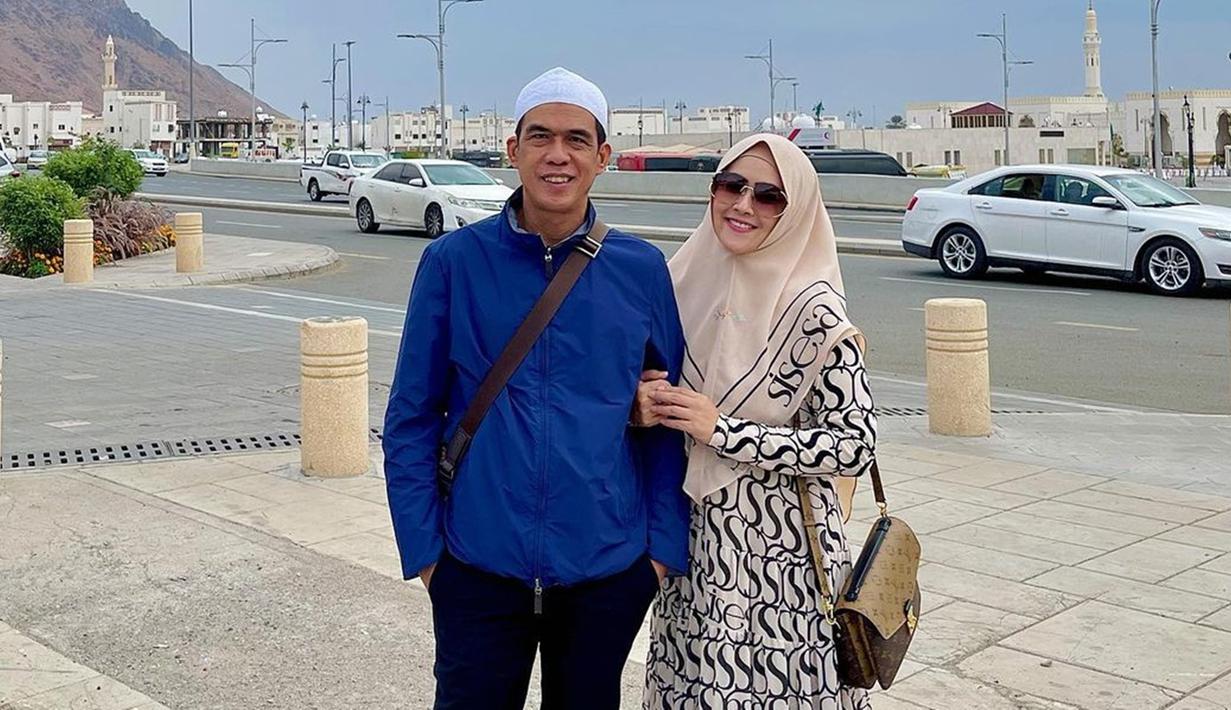 Meggy Wulandari tampak semakin bahagia menjalani kehidupan barunya bersama sang suami. Keharmonisan mereka juga terlihat saat berada di Tanah Suci. Keduanya menikmati perjalanan spiritual ke berbagai tempat bersejarah. (Liputan6.com/IG/@meggywulandari_real)