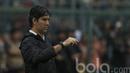 Pelatih Persija Jakarta, Stefano Teco, memberikan instruksi kepada anak asuhya saat melawan Cilegon United. Pada laga persehabatan ini, pelatih asal Brasil tersebut tidak memainkan dua pemain asing Macan Kemayoran. (Bola.com/Vitalis Yogi Trisna)