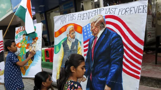Potret anak-anak di India yang siap menyambut kedatangan Trump ke negaranya.