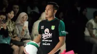 Hansamu Yama memamerkan jersey alternatif Persebaya pada Surabaya Fashion Parade 2019. (Dok Persebaya)