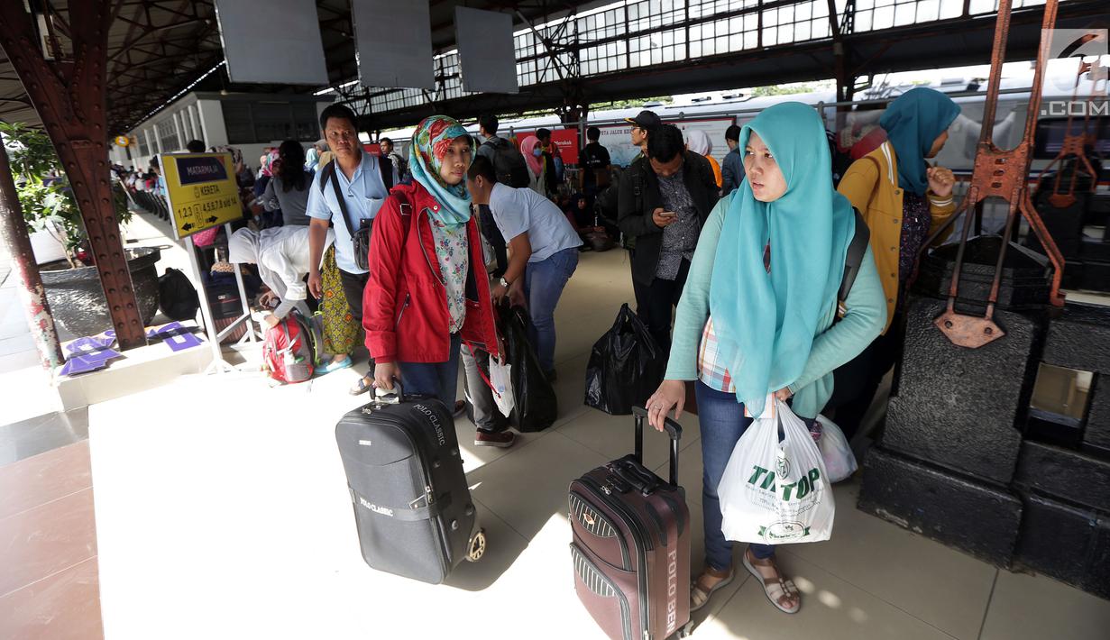 Calon penumpang menunggu kereta di Stasiun Pasar Senen, Jakarta, Jumat, (22/12). Memasuki masa libur panjang Natal 2017 dan Tahun Baru 2018 akan PT. KAI akan mengoperasikan 17 Kereta Api tambahan. (Liputan6.com/Johan Tallo)