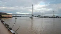 Jembatan Pedestrian Jambi melintas di atas sungai Batanghari yang ada di pusat Kota Jambi. (Bangun Santoso/Liputan6.com)