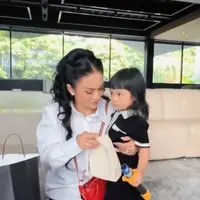 Potret bahagia Ameena dapat hadiah dari neneknya, Krisdayanti (Sumber: Instagram/ameenaatta)