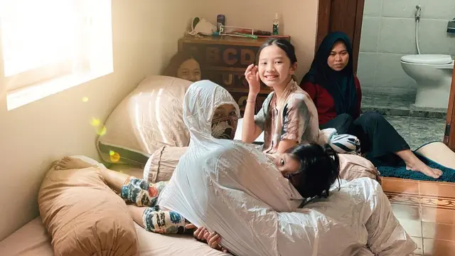 Zaskia Adya Mecca peluk anak pakai baju APD. (Foto: Instagram @hanungbramantyo)