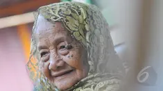 Ibu Anami, seorang nenek yang diperkirakan berusia 140 tahun saat ditemui di rumahnya di Purwakarta, Jawa Barat, Minggu (17/5). Nenek Anami akan mengikuti sayembara manusia tertua di dunia, yang digelar miliarder Rusia. (Liputan6.com/Herman Zakharia)