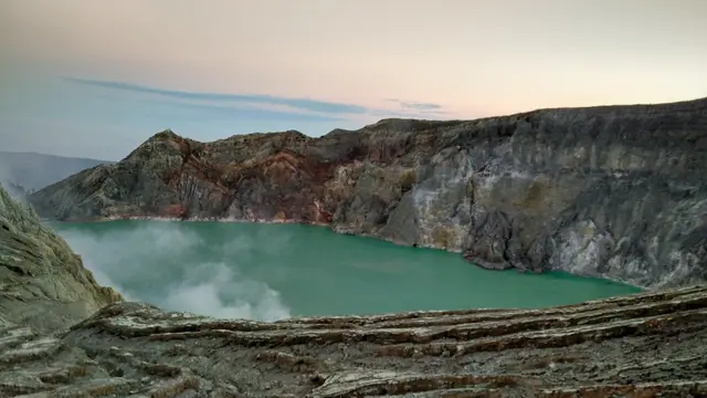 Panorama dari Puncak Gunung Ijen, Banyuwangi, Jawa Timur.