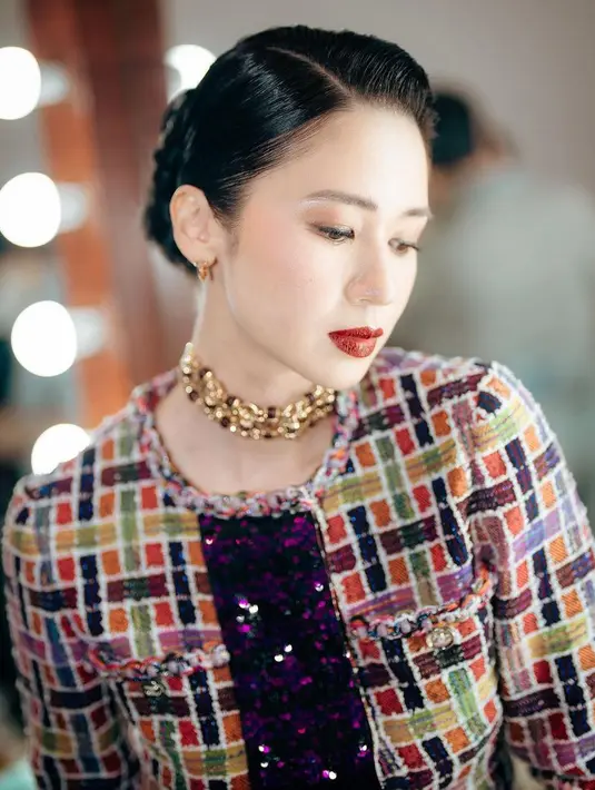 Wajah putih Laura Basuki semakin fresh dengan lipstik merah matte di bibirnya. Dipadukan blush on orange tipis serasi dengan eyeshadownya. [@laurabas]