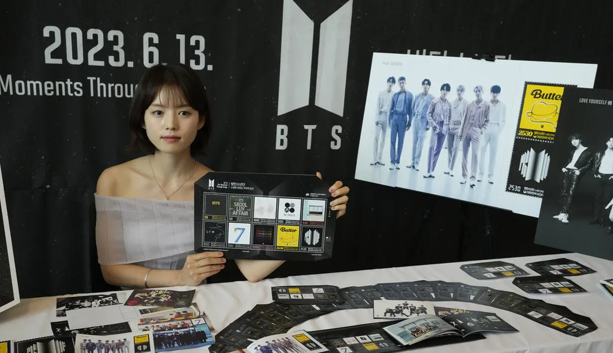 <p>Prangko BTS sebagai bentuk peringatan ulang tahun yang ke-10 habis terjual. Prapenjualan online prangko tersebut kini hanya dalam hitungan tiga jam sudah habis dibeli oleh para penggemar. (AP Photo/Ahn Young-joon)</p>