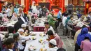 Kegiatan yang digelar oleh Wihara Dhanagun ini rutin dilakukan setiap bulan Ramadan. (merdeka.com/Arie Basuki)