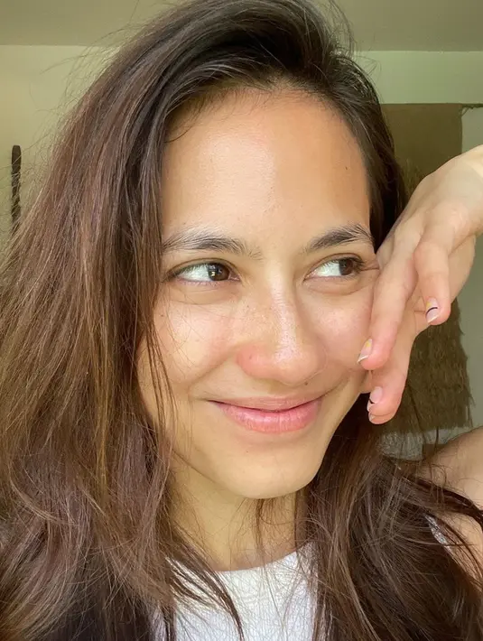 Senyum manis Pevita semakin membuatnya terlihat menawan. Meski di foto ini Pevita Pearce tampil tanpa makeup. Perempuan kelahiran 6 Oktober 1992 tetap pancarkan aura menawan meski dengan paras natural. Rambut Pevita yang berantakan pun malah membuatnya kian memesona. (Liputan6.com/IG/@pevpearce)