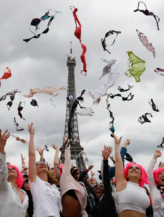 Puluhan wanita melemparkan bra mereka ke udara saat mengikuti acara tahunan "Pink Bra Toss" di depan Menara Eiffel, Paris, Minggu (13/5). Aksi yang diselenggarakan Pink Bazaar ini untuk meningkatkan kesadaran mengenai kanker payudara. (AP/Christophe Ena)