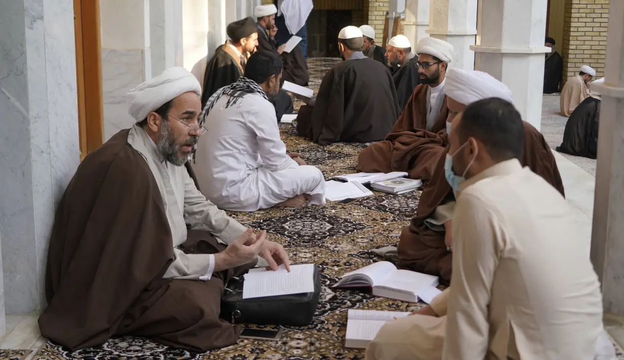 Ulama Syiah belajar di sekolah Sebzevari di kota suci Najaf, Irak, 23 November 2021. Sekolah-sekolah agama di Irak kembali dibuka setelah lebih dari dua tahun di tengah pandemi COVID-19. (Qassem al-KAABI/AFP)