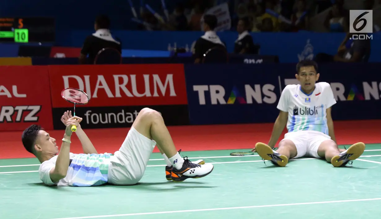 Pebulu tangkis ganda putra Indonesia, Fajar Alfian/M Rian Ardianto terduduk usai jatuh saat melawan Huang Kai Xiang/Liu Cheng (China) di Babak 32 besar Indonesia Open 2019 di Istora Senayan, Jakarta, Rabu (17/7/2019). Fajar/Rian unggul 18-21, 21-14, 21-16. (Liputan6.com/Helmi Fitrhiansyah)