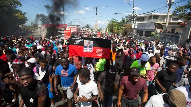 Aksi protes berujung kerusuhan terjadi di Haiti, Kamis 18 Oktober 2018 (AP/Dieu Nalio Chery)